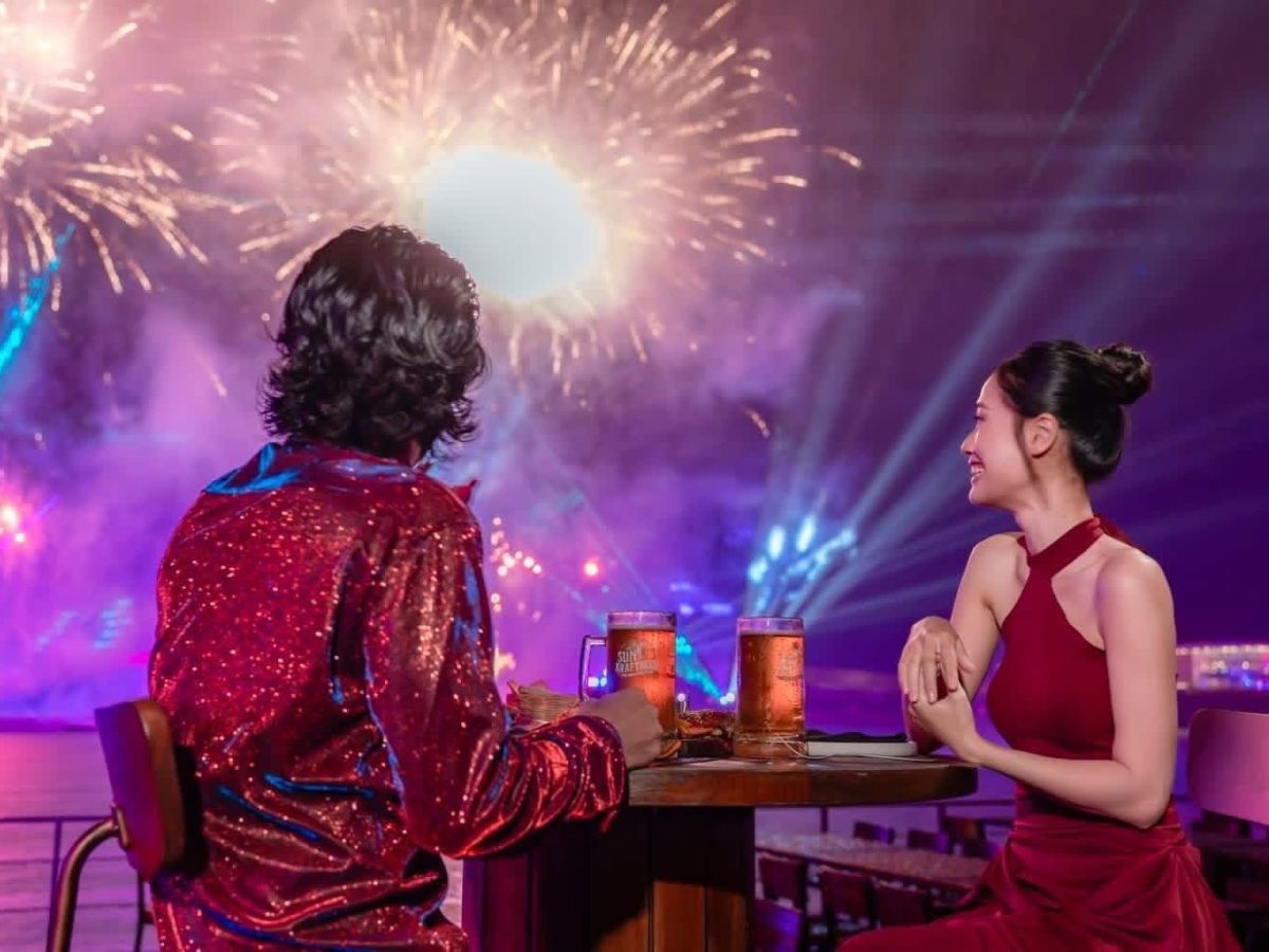 Du khách vừa thưởng thức ẩm thực tại Sun Bavaria GastroPub, vừa tận hưởng show diễn trong không gian sôi động và đầy cảm xúc.