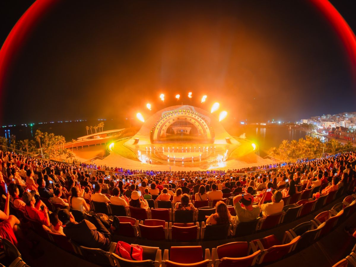 Vị trí ngồi quyết định trải nghiệm show, lựa chọn góc nhìn trực diện giúp du khách thưởng thức trọn vẹn màn trình diễn.