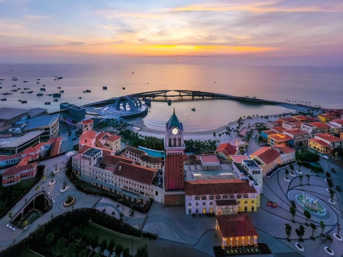 Cầu Hôn tạo điểm nhấn kiến trúc ven biển Nam đảo Phú Quốc.