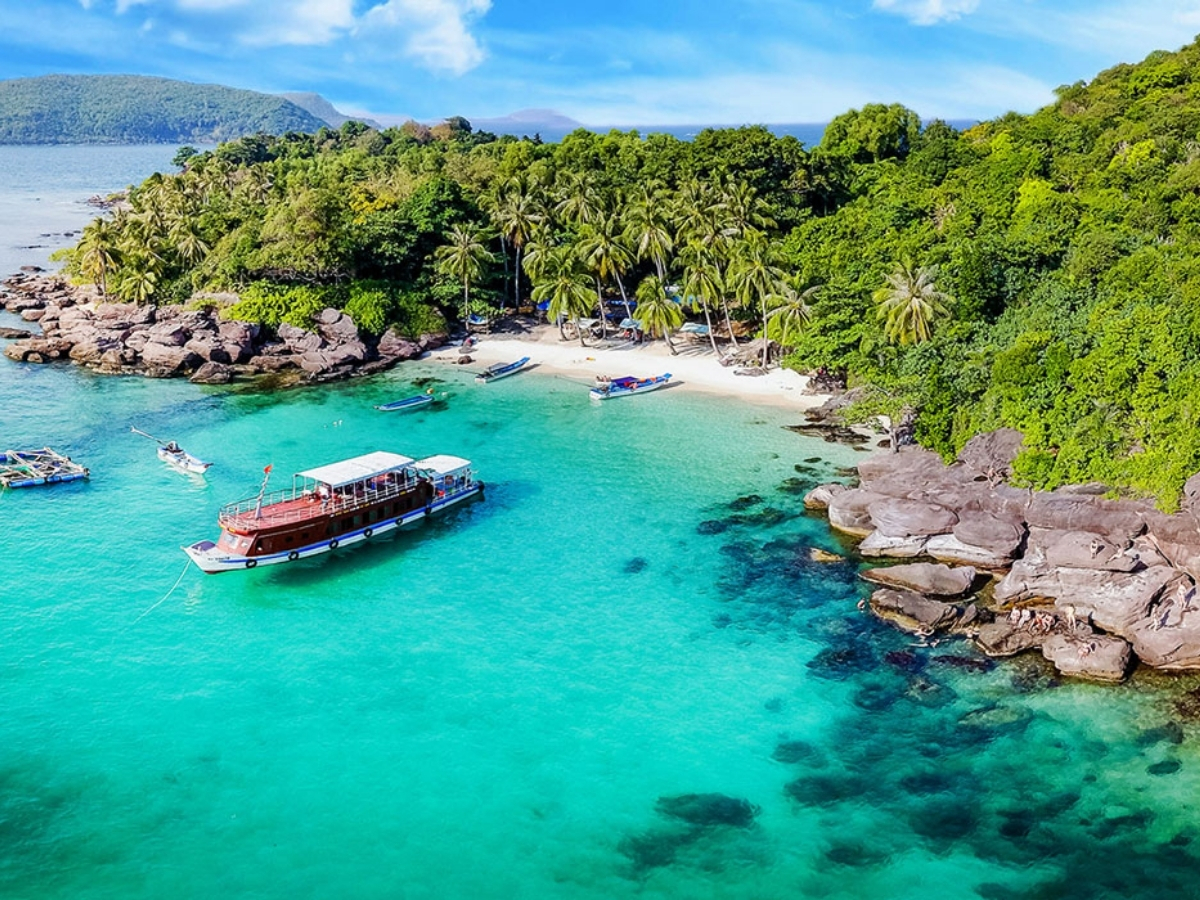 Côn Đảo sở hữu vùng biển trong xanh gắn với giá trị lịch sử.