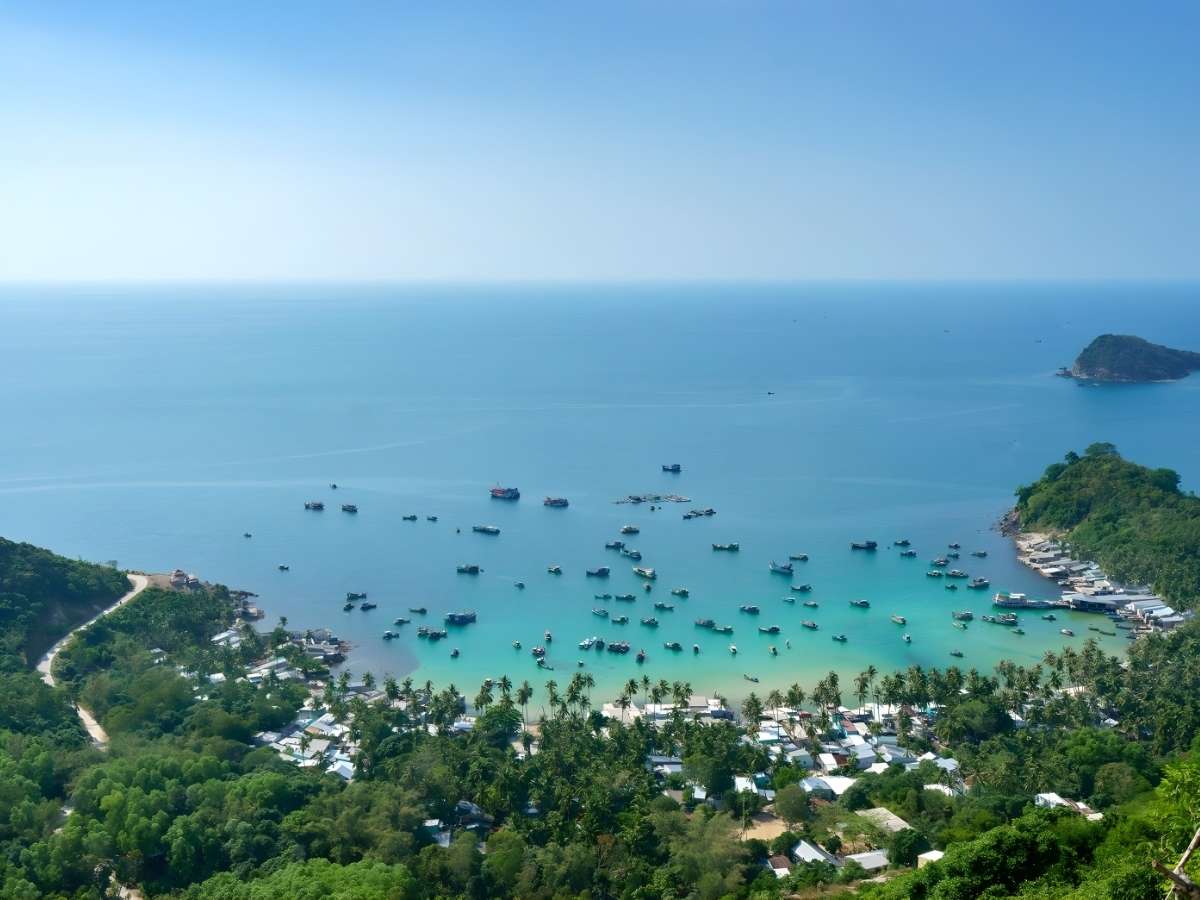 Quần đảo Nam Du nằm ngoài khơi An Giang, nổi bật với cụm đảo xanh.