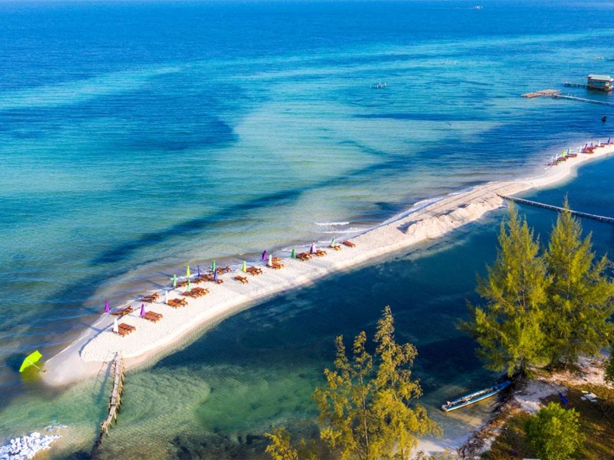 Phú Quốc nằm ngoài khơi biển Tây Nam, sở hữu vị trí thuận lợi. 