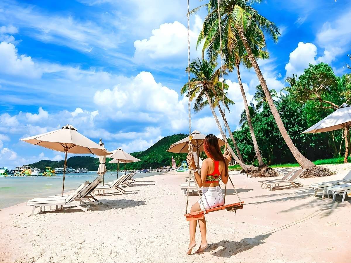 Người dân Phú Quốc gắn bó sinh hoạt thường ngày bên bãi biển.