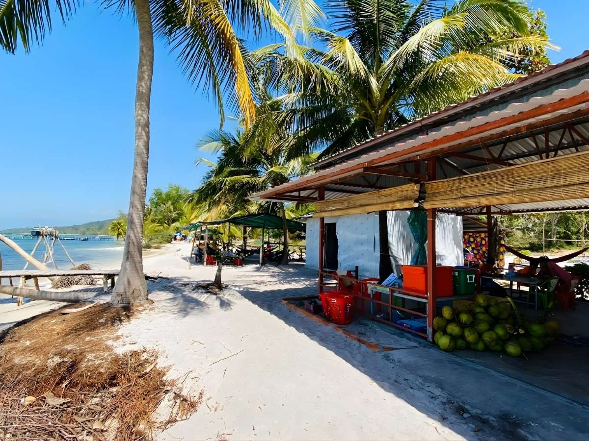 Rạch Vẹm đẹp nhất vào mùa khô, biển êm và nước trong.