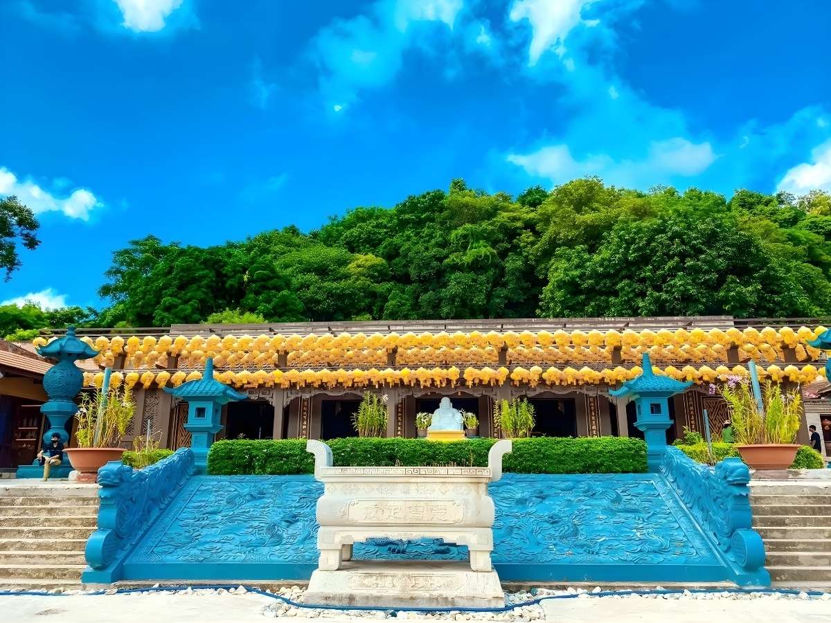 Hành trình Sài Gòn Hà Tiên Phú Quốc mở đầu với điểm tham quan văn hóa. 