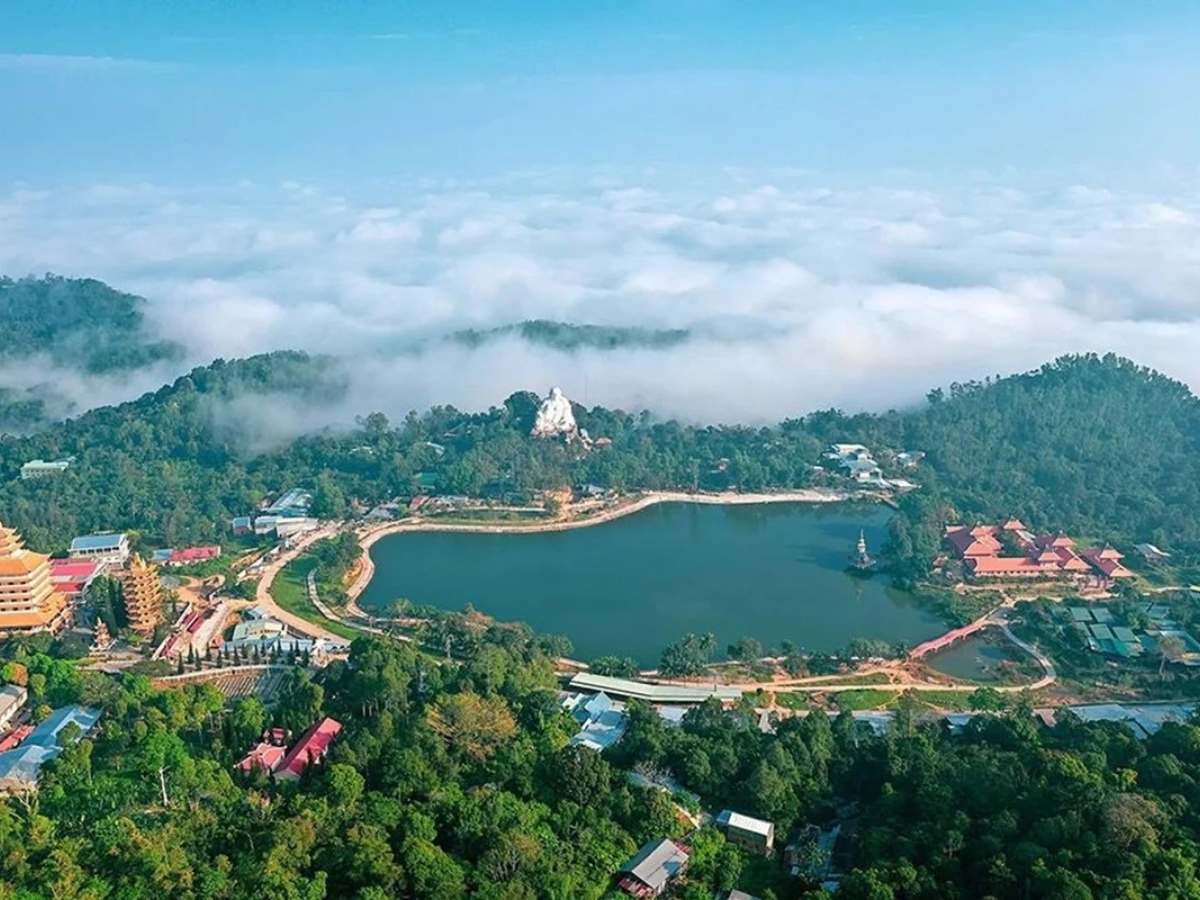Châu Đốc nổi bật với cảnh núi non và không gian tâm linh đặc trưng.