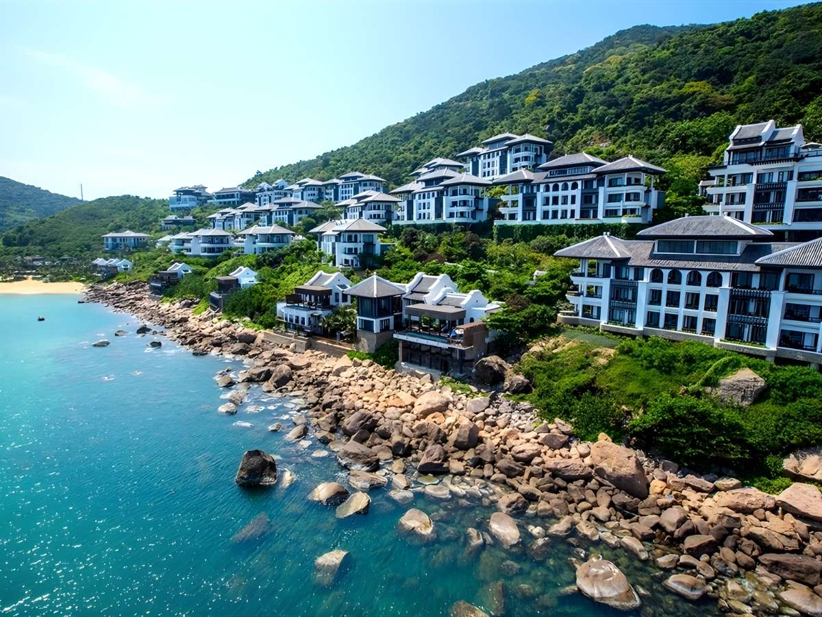 Du lịch nghỉ dưỡng biển đảo tại Việt Nam phát triển đa dạng không gian ven biển.