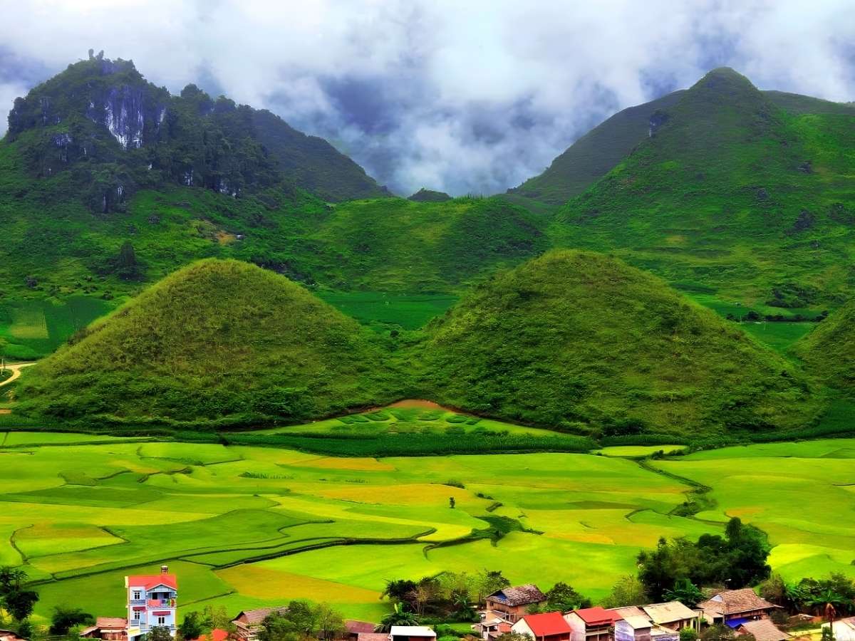 Miền Bắc Việt Nam nổi bật du lịch nghỉ dưỡng với núi non và không gian xanh.