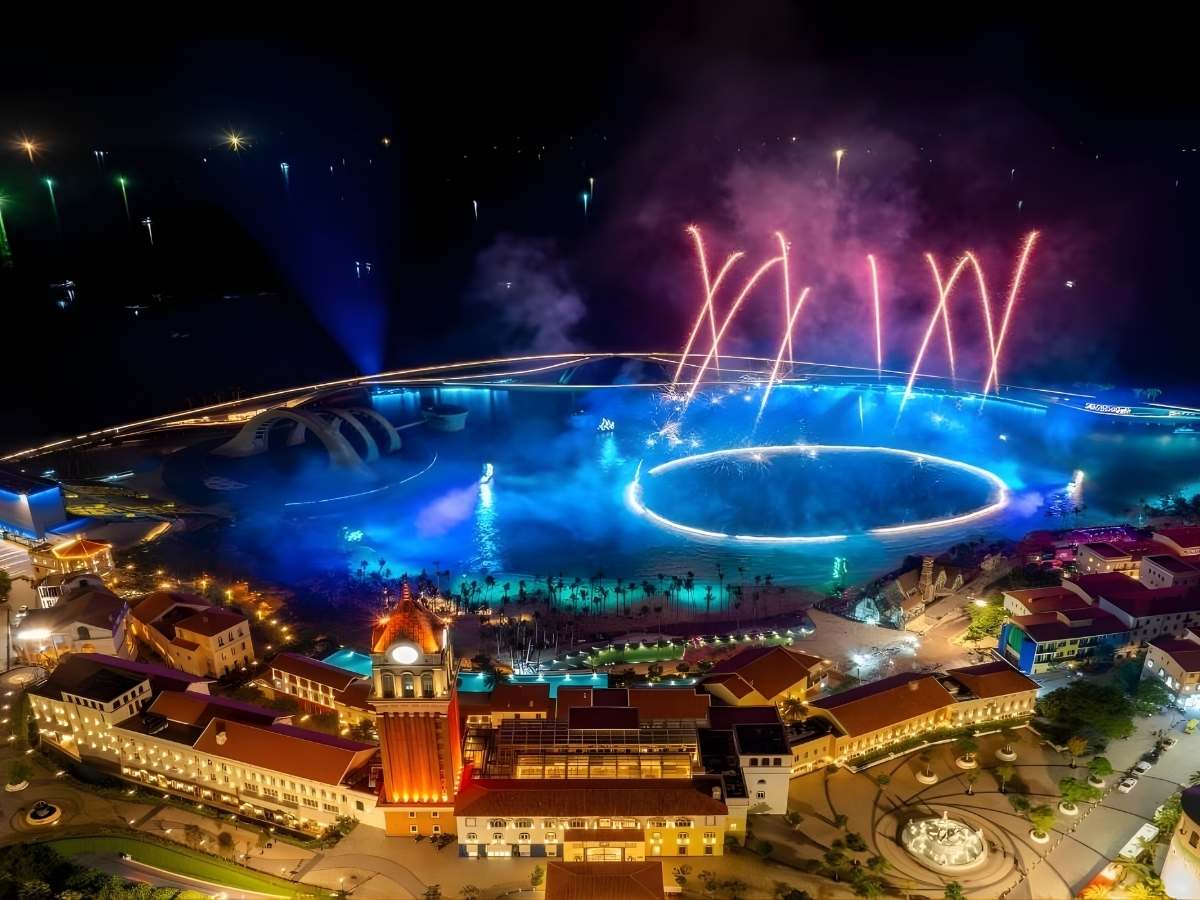 Thị trấn Hoàng Hôn là điểm dạo chơi và ngắm cảnh về đêm.