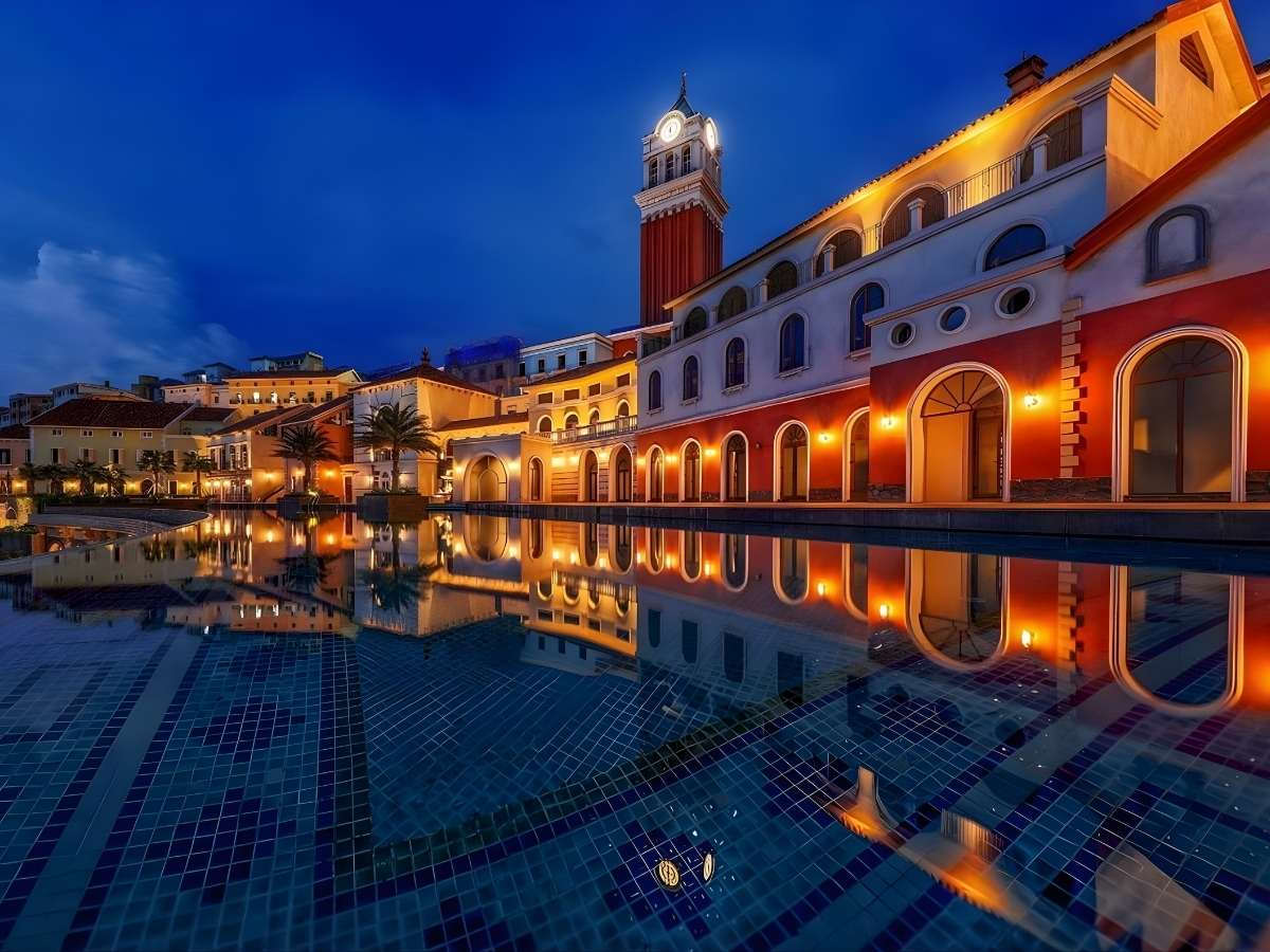 Cảnh quan La Festa Phu Quoc về đêm.