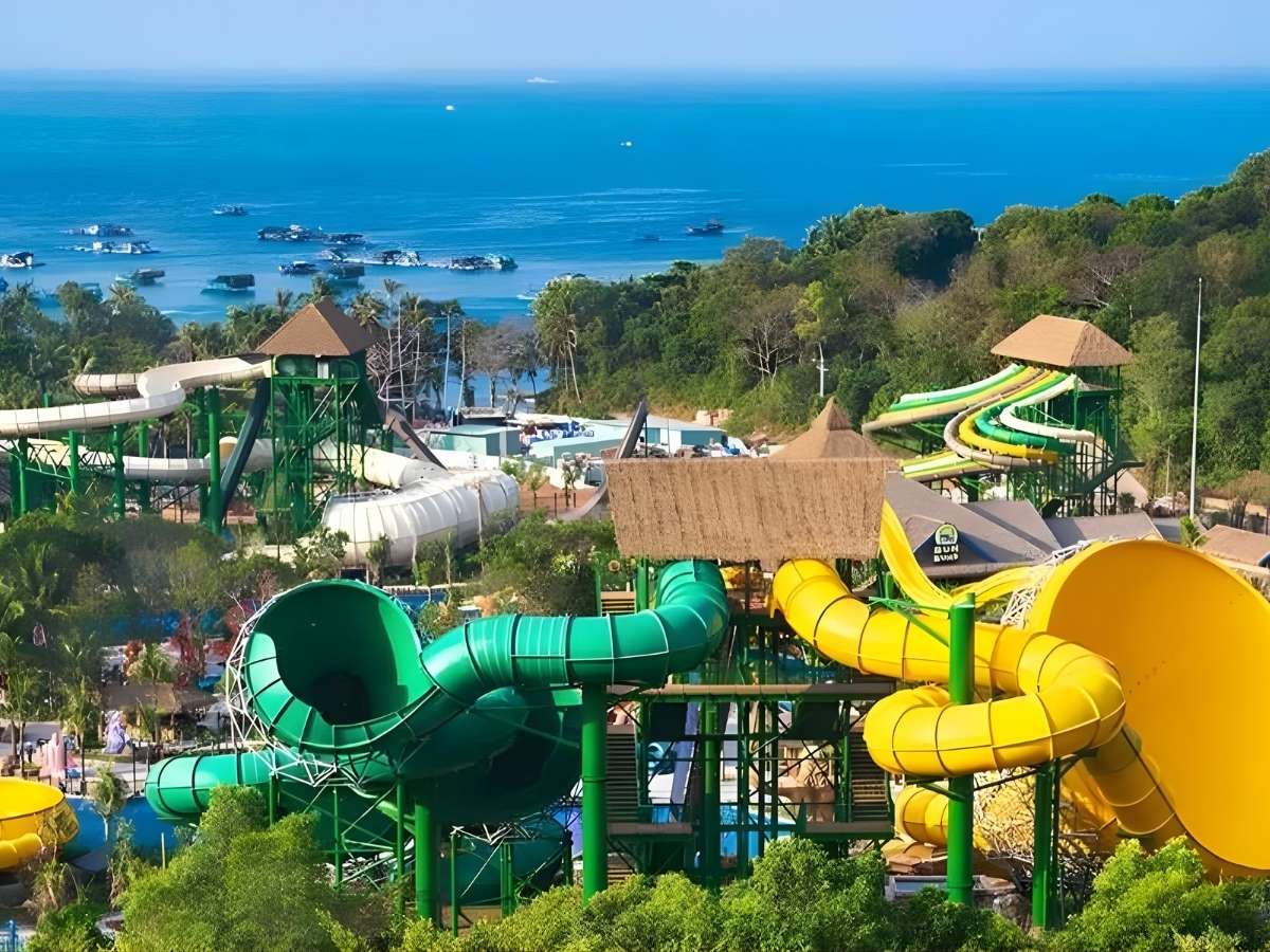 Sun World Hon Thom mang đến không gian công viên nước hiện đại, mát mẻ.
