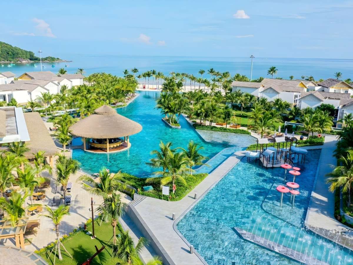 Biệt thự New World Phú Quốc hồ bơi riêng giữa không gian xanh.
