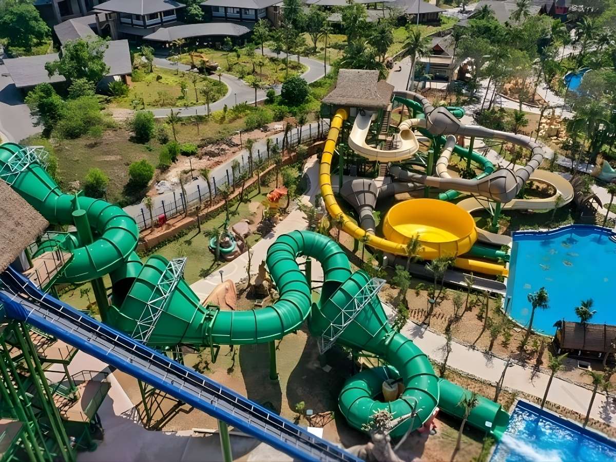 Công viên nước tại Sun World Hon Thom phù hợp cho nhóm bạn và gia đình. 