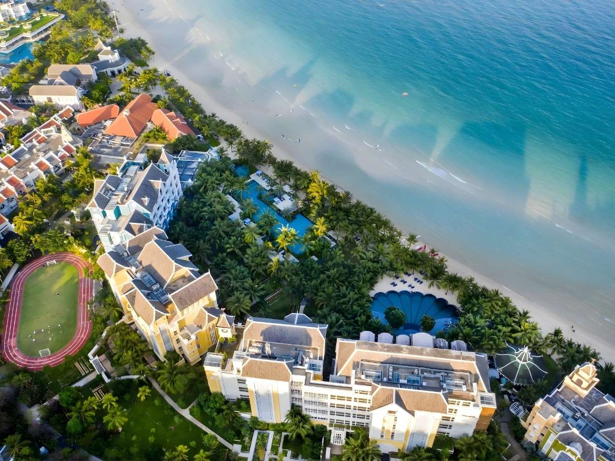 JW Marriott Phú Quốc với lối kiến trúc ấn tượng giữa bãi biển.