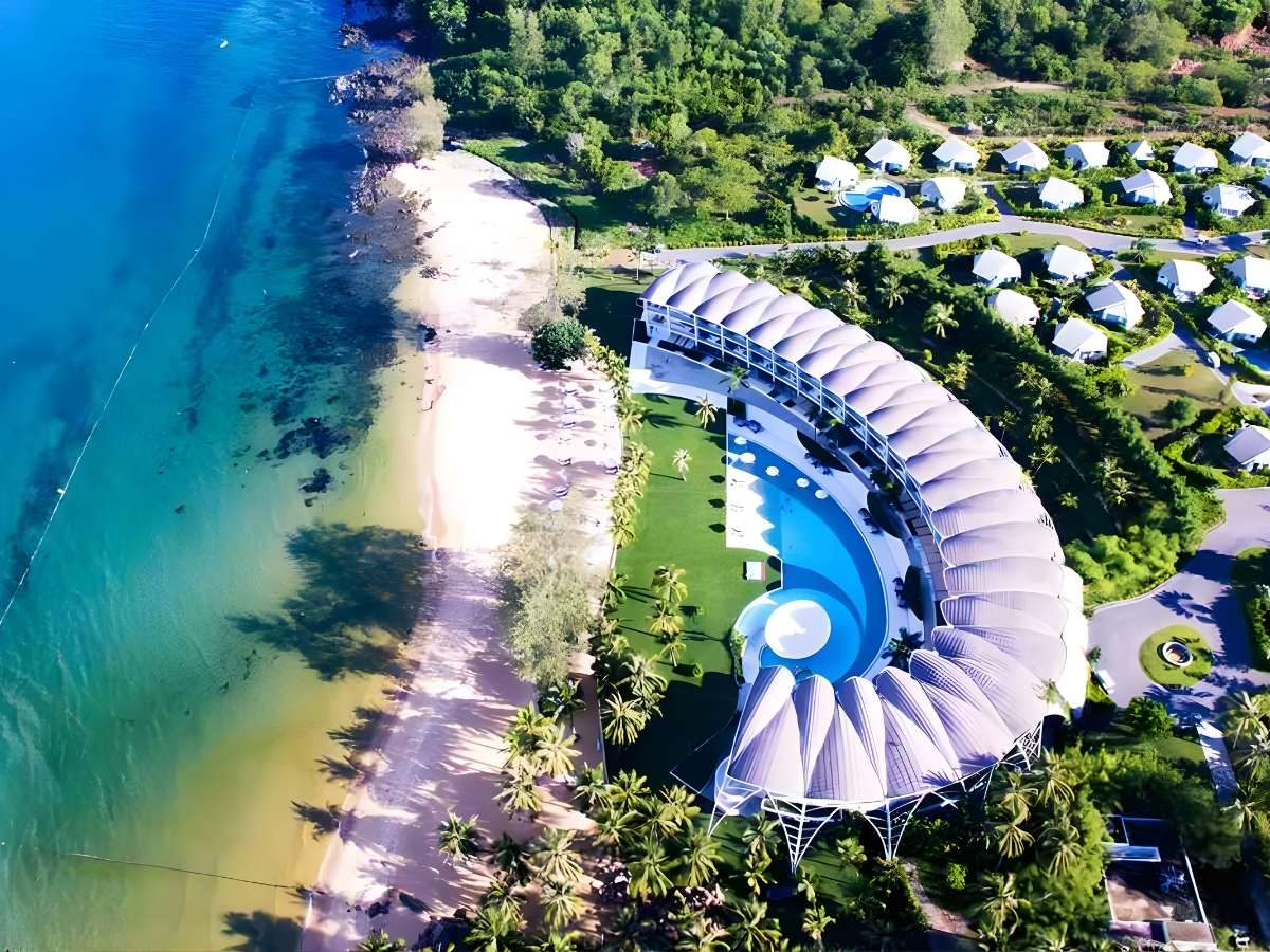 Resort Phú Quốc có bãi biển riêng, mang lại không gian nghỉ dưỡng yên tĩnh.