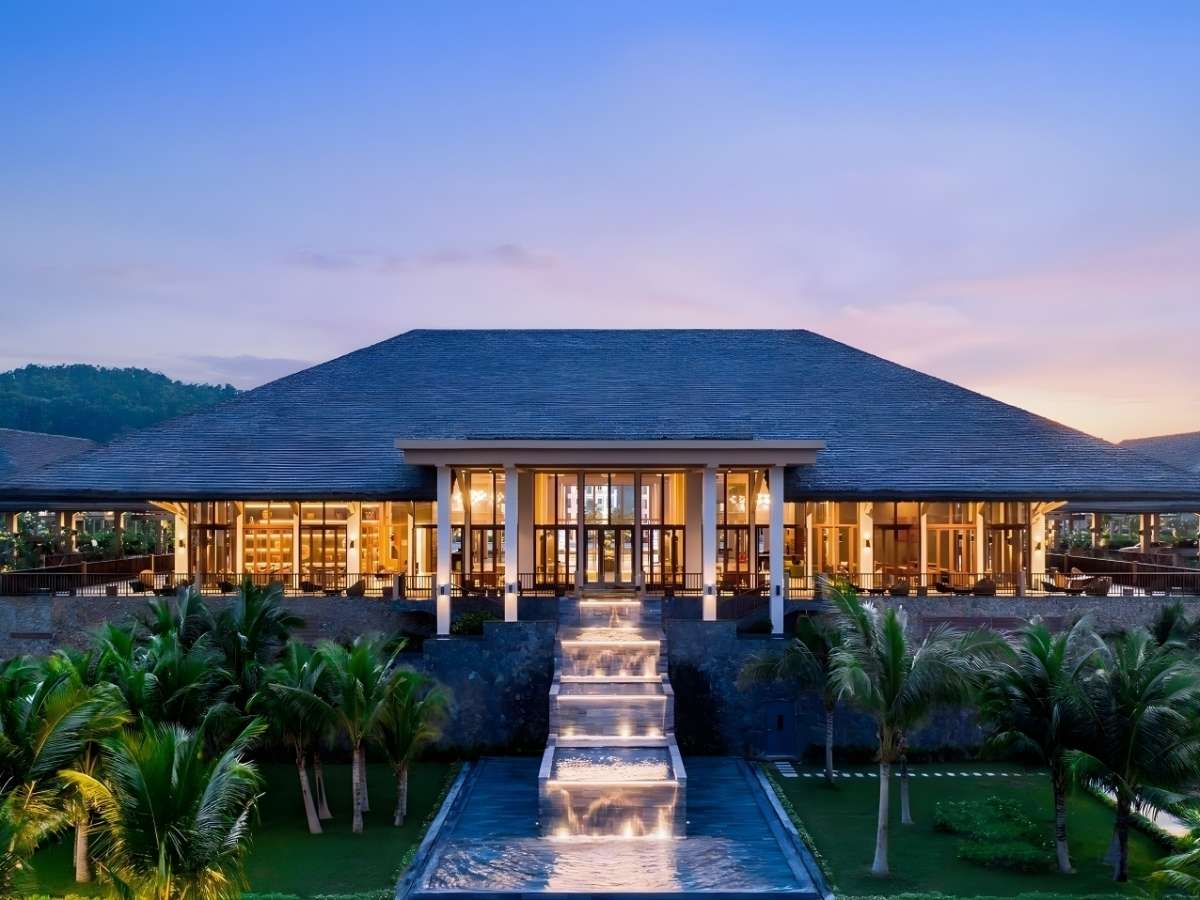 View New World Phu Quoc Resort về đêm.
