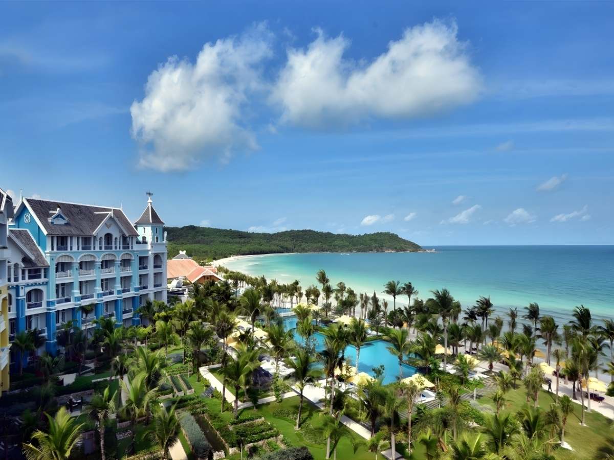JW Marriott Phu Quoc Emerald Bay Resort & Spa là khu nghỉ dưỡng có bãi biển riêng với phong cách kiến trúc cổ điển.