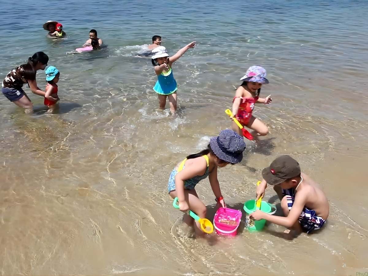 Phú Quốc phù hợp du lịch gia đình có trẻ em với bãi biển an toàn.