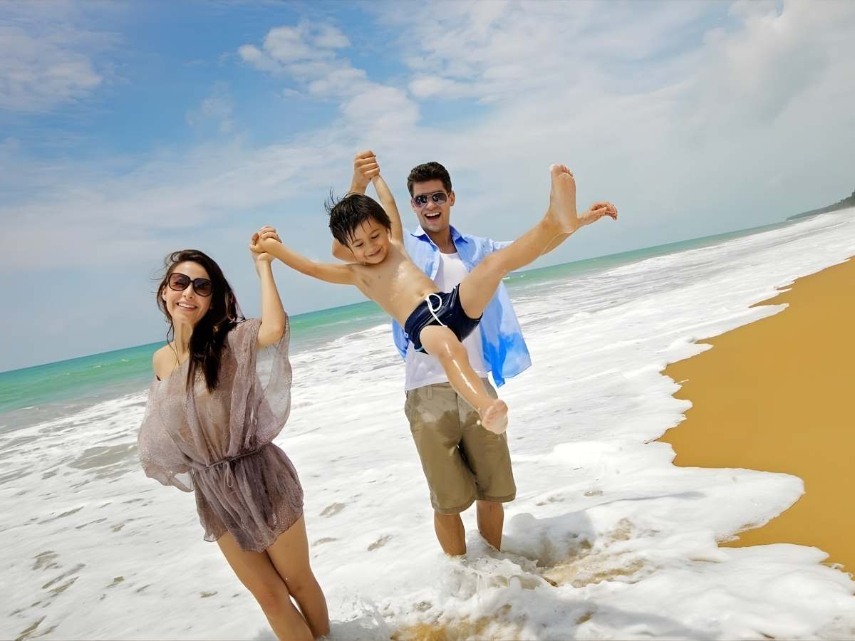 Kỳ nghỉ Phú Quốc mùa hè phù hợp gia đình có trẻ em tham gia hoạt động biển.