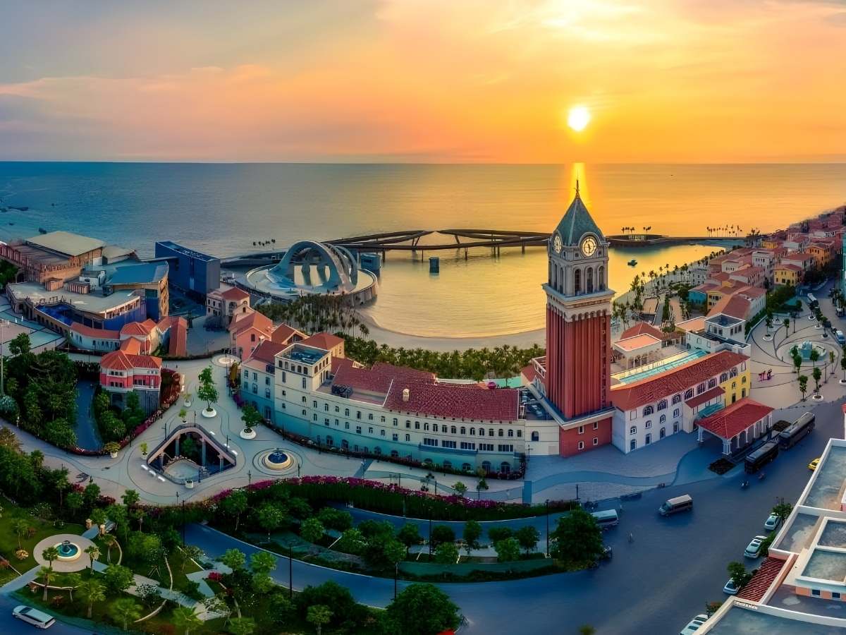 Thị trấn Hoàng Hôn tạo dấu ấn với khung cảnh hoàng hôn.