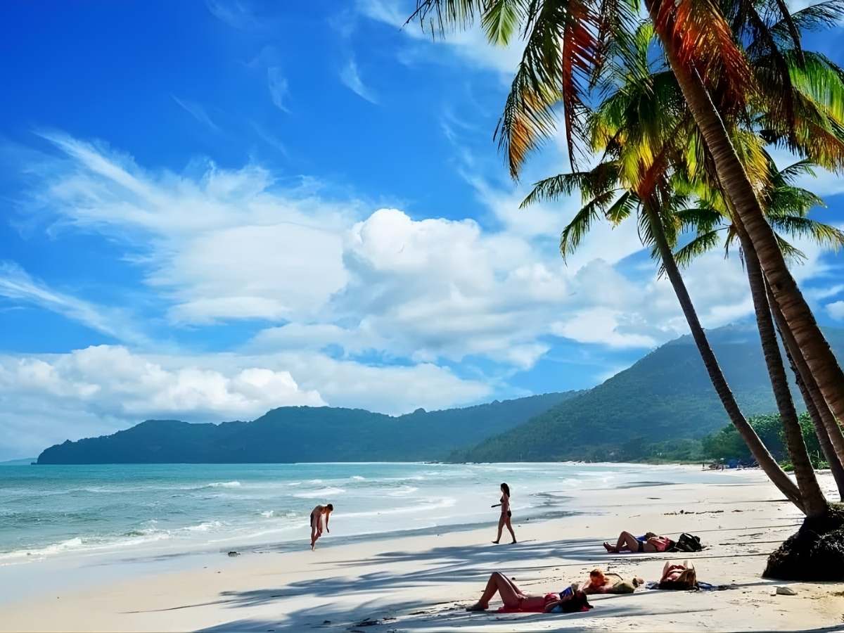 Mùa biển đẹp Phú Quốc mang đến điều kiện lý tưởng cho tắm biển và nghỉ dưỡng. 